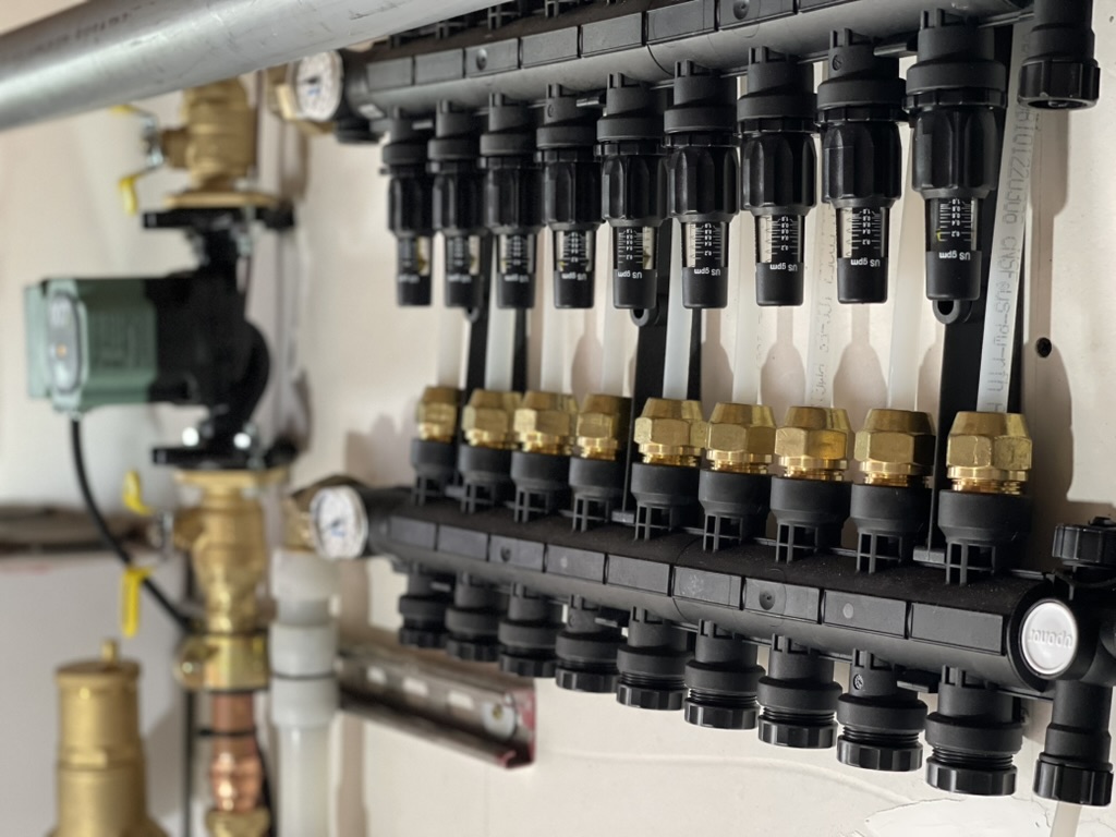 Uponor manifold with circulator pump